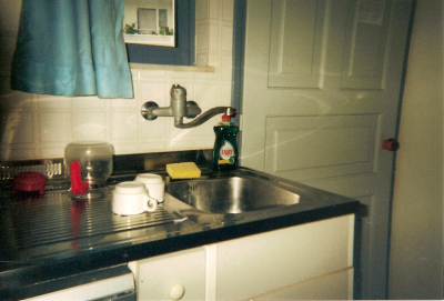 Med et lille kkkenbord lrer man hurtigt at vaske op. Det er faktisk ret hyggeligt... :-) - © 2006, Henrik Blunck