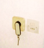 Det var ganske smart, at nøglen også fungerede med en magnet, som slog strømmen i lejligheden til og fra når man forlod værelset - © 2006, Henrik Blunck