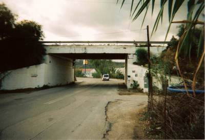 Dette billede er taget skråt overfor taxaholdepladsen (ved siden af det opstillede tørkloset) med udsigt over mod broen over hvilken hovedvejen kører. Bagude kan man se, at Lidl også er på øen. - © 2006, Henrik Blunck