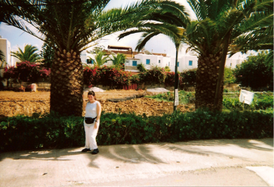 Når fruen står foran så stor en palme bliver hun helt lille... ;-) - © 2006, Henrik Blunck